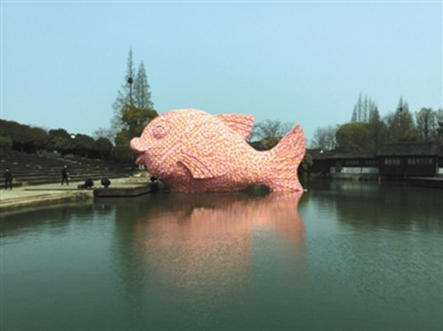 搭建完成后的粉红色“浮鱼”与水剧场形成鲜明的反差（何建为