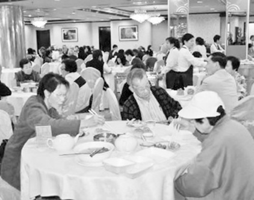 美国南加州华人在中餐馆聚餐(美国《世界日报》)