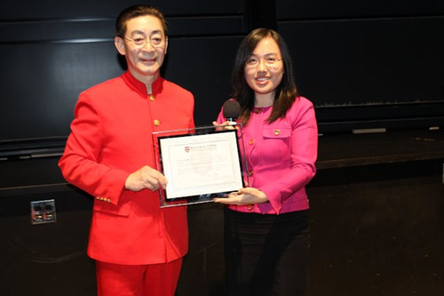 六小龄童受邀参加哈佛名家讲坛,哈佛中国学联主席孙陆(右)为他颁发“哈佛名家讲坛”证书。(美国《世界日报》/俞国梁