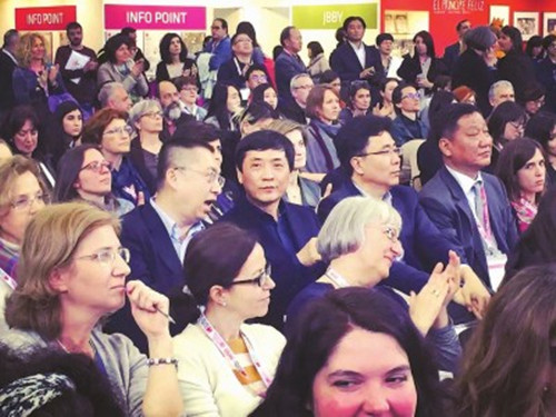 在第53届博洛尼亚国际童书展上的中国作家曹文轩(谭晓丹
