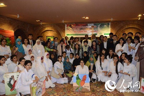 4月1日，在巴基斯坦旁遮普省首府拉合尔，正在当地考察的中国华夏文化遗产基金会代表团到访拉合尔“江苏文化中心”，并与部分巴基斯坦学生合影。当日，中国华夏文化遗产基金会代表团到拉合尔“江苏文化中心”进行考察交流，参观了当地巴基斯坦学生汉语学习成果展和画展，并与当地学生合影留念。