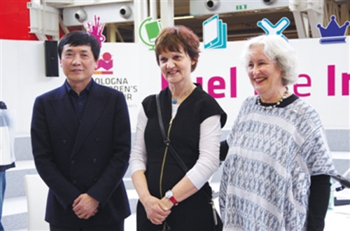 4月4日，意大利博洛尼亚国际童书展上，中国儿童文学作家曹文轩（左）荣获2016年国际安徒生奖