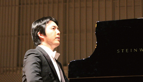李云迪在柏林艺术大学音乐厅现场演奏中(《欧洲时报》/关梦觉