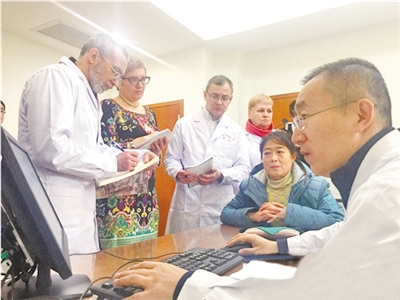 外国人来甘肃学习中医。兰州晨报首席记者