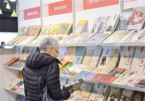 在日内瓦书展上，一位瑞士读者被中国展台的图书所吸引（陈建