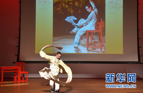 4月29日晚，牟元笛在演出现场表演“水袖”。（杨赛