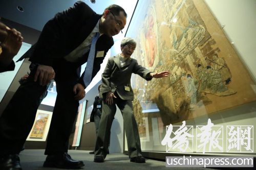 被中国媒体誉为“敦煌的女儿”樊锦诗（右）在讲解石窟文物。（美国《侨报》/邱晨