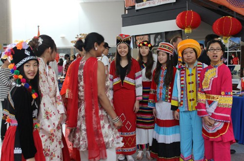堪萨斯城亚洲文化节会场,穿戴中国民族服饰的女孩成为全场注目焦点(美国《世界日报》/郭明香