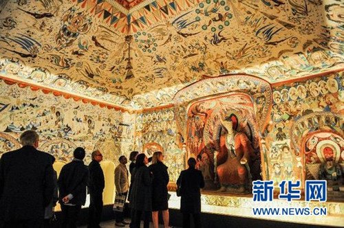 5月6日,在美国洛杉矶,观众在“敦煌莫高窟:中国丝绸之路上的佛教艺术”展览上欣赏由中国艺术家等比例复制的敦煌石窟艺术(张超群