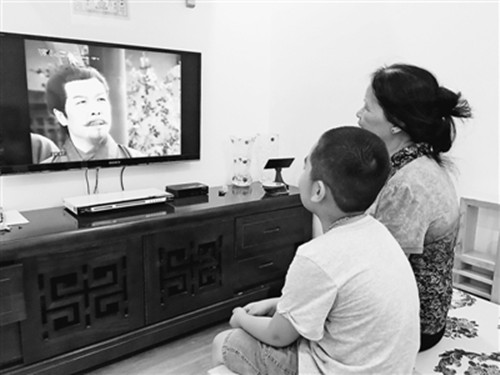 越南首都河内居民在家中观看越南国家电视台第二频道播出的中国电视剧《三国演义》(刘刚