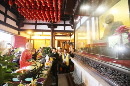 大明寺鉴真纪念堂里,新老鉴真像似在互致问候(张卓君