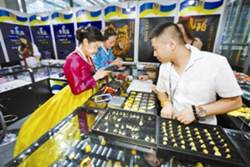 在“一带一路”展馆内,来自乌克兰的手工艺品吸引众多市民选购(陆颖