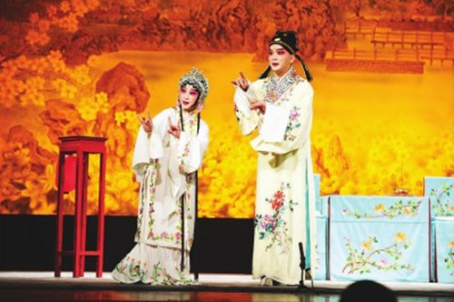 此次在“布拉格之春”亮相的《牡丹亭》是上昆专门打造的版本,取《游园》《惊梦》《寻梦》《幽媾》等经典折子,在一个半小时内集中展现昆曲之美