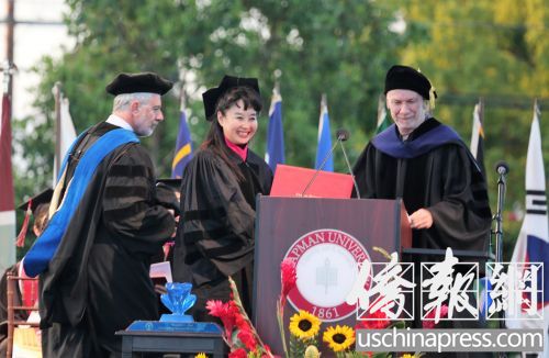 京剧艺术家孙萍获得查普曼大学荣誉博士学位证书(美国《侨报》/邱晨
