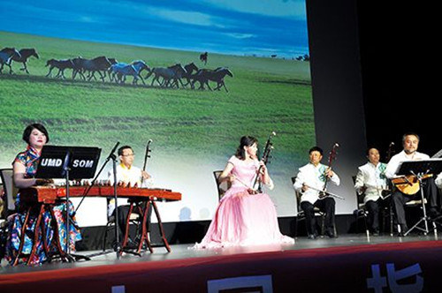 艺术家们和华盛顿中国民族乐团二胡演奏者们的合作曲目《战马奔腾》(美国《侨报》/何心怡
