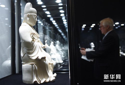 5月26日，观众在拍摄一尊德化窑人物塑像（罗晓光
