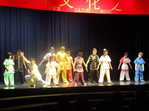 尚武体育会小学员武术表演,气势十足(美国《世界日报》/谢哲澍