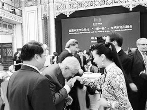 5月26日,在首届中法文化论坛开幕式上,法国前总理拉法兰先生以法式礼节向中国青年歌唱家谭晶问候(毛京崑