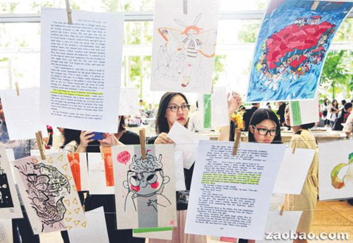 “全国阅读运动”昨天正式揭幕，到场公众聚精会神阅读展出的文章（新加坡《联合早报》/林泽锐