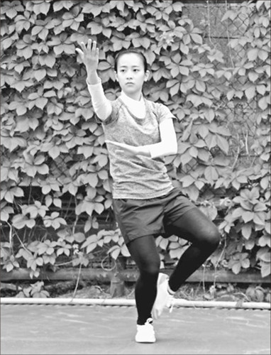 陈明璇在练习太极拳，为第二届在华留学生阳光运动文化之旅太极拳表演做准备（韩晓云