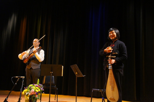 高虹(右)在卡尔顿大学的世界音乐课程中，示范琵琶与小提琴的即兴创作(美国《世界日报》/陈曼玲