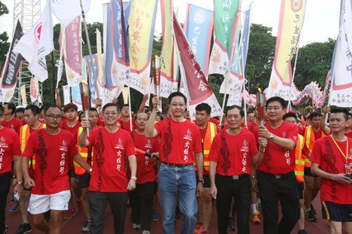 各社团领袖参与巴生火炬行，为即将举办的第33届马来西亚全国华人文化节展开弘扬文化使命（马来西亚《南洋商报》）