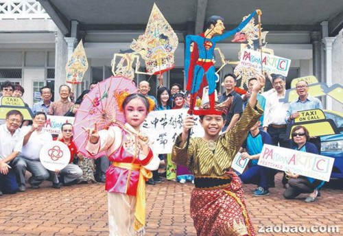 今年的百盛艺术节共动员超过1000名表演和参与者。4岁的吴委恩（前排左）和9岁的菲戈（前排右）是最年轻的表演者之一。（新加坡《联合早报》/陈福洲