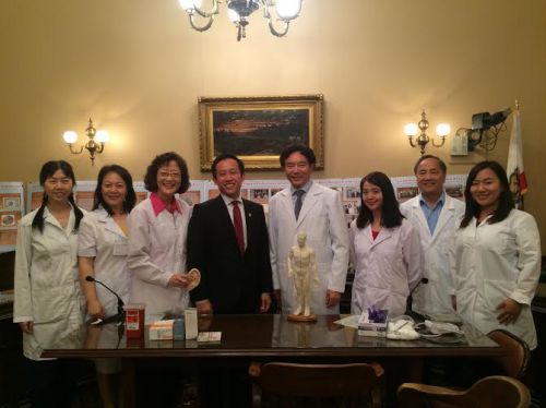 加州众议员邱信福（左4）会见美国针灸医生公会代表，向他们宣布加州健保恢复对针灸的资助。（美国《侨报》）
