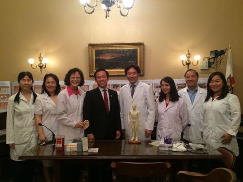 加州众议员邱信福(左4)会见美国针灸医生公会代表,向他们宣布加州健保恢复对针灸的资助。(美国《侨报》)