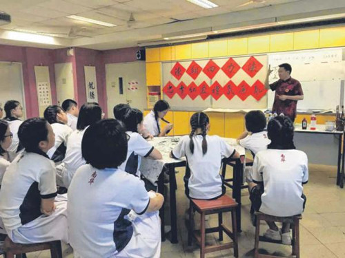 陈翔在南华中学传授速成书法（新加坡《联合早报》）