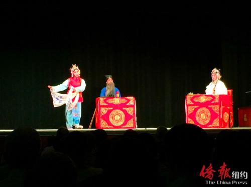 海外昆曲社学生18日表演《牡丹亭-闹学》。