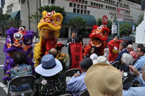 中国舞狮欢喜进场，炒热气氛。（美国《世界日报》/陈良珏