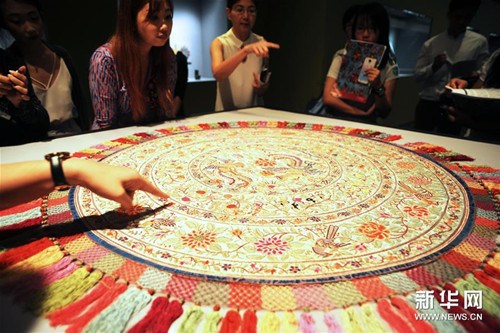 6月21日，人们在新加坡土生华人博物馆参观一块娘惹刺绣台罩。（邓智炜