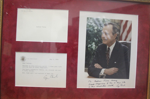 1991年，黄克华小儿子出生时，老布什总统第二天就从白宫寄来一张亲笔签名的祝贺卡片。（美国《世界日报》/郭宗岳
