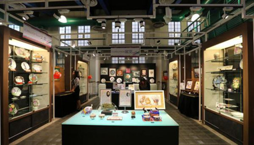 国际瓷画文化艺术节展出世界各地艺术家的精美艺术品。(新加坡《联合早报》/唐家鸿