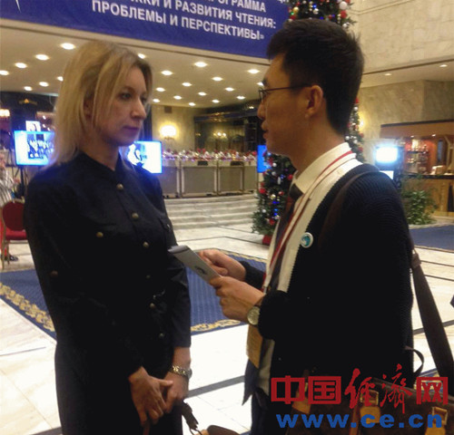 资料图片:俄罗斯联邦外交部首位女发言人玛丽亚·扎哈罗娃(左一)在