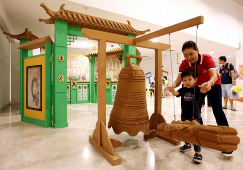 新加坡中国文化中心举办展览，展示儿童戏剧场景和道具，让孩童在互动体验中欣赏文化。（新加坡《联合早报》/蔡婉婷