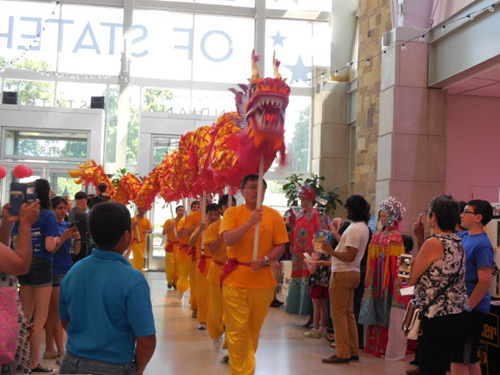 印城亚洲节中，巨龙队在开幕仪式中绕场。(美国《世界日报》/王冠棠