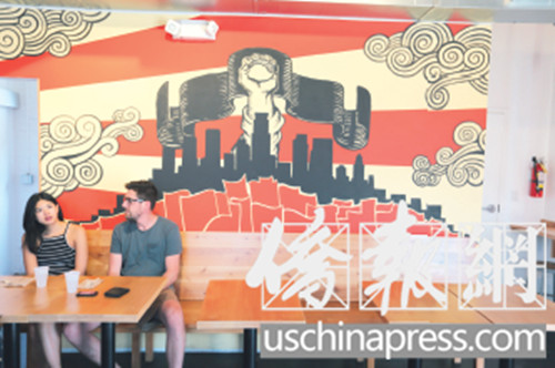 两名食客在“主席”餐厅用餐。(美国《侨报》/邱晨