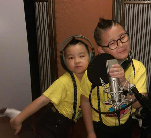 兄弟俩在录音时，表情鬼马有趣，童星风范十足。（马来西亚《星洲日报》）