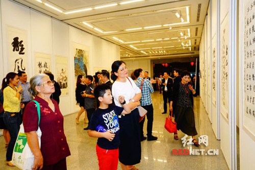 泰国市民参观书画展。