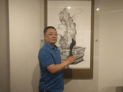水墨画家如一和参展雅石。(美国《侨报》/张苗