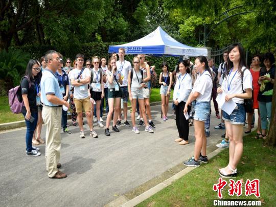 图为上海交通大学药学院英文版《中医药与中华传统文化》慕课(MOOC)课程的线下部分。(中国新闻网)