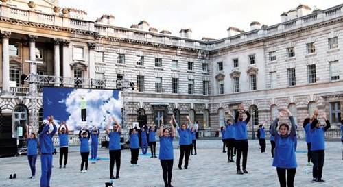 伦敦市中心萨默赛特府的广场上的“意识形状”表演。（法国《欧洲时报》）