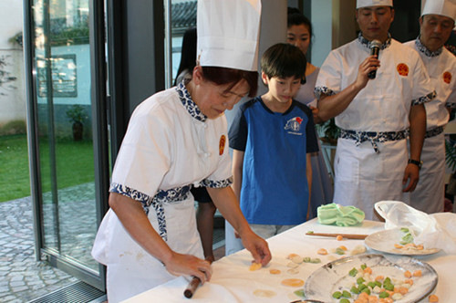 中国名厨展示“三色水饺”绝活。（法国《欧洲时报》/张瑞雪