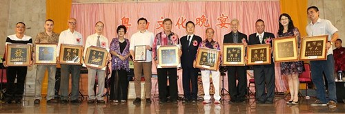 万里望音韵粤剧社在颁发纪念品给嘉宾和热心人士后合照。（马来西亚《星洲日报》）