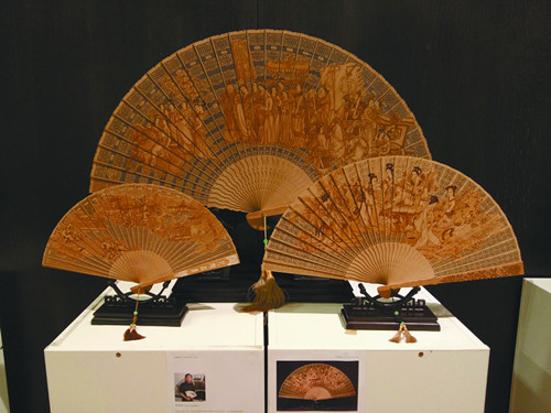 参展的邢伟中檀香扇作品。