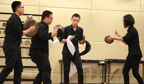 吉华国民型中学以钹与锣演绎《锦鸡出山》,夺得荣誉金奖。(马来西亚《星洲日报》)