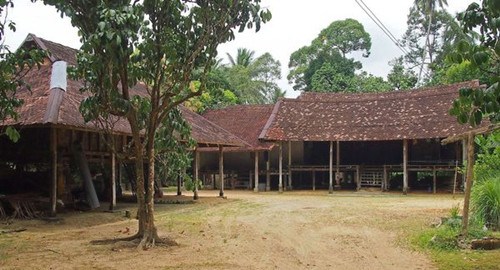 巴西马甘榜巴西巴烈，其中一间建筑物保存得相当完善。（马来西亚《南洋商报》）