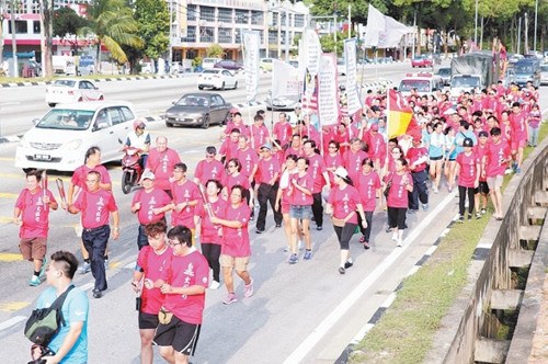 火炬行士拉央站工委会接起火炬后,即从万挠特易购霸级市场出发,途经5公里路程,前往万挠后街。(马来西亚《东方日报》/骆曼